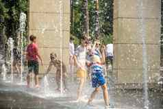 基辅乌克兰8月男孩跳水喷泉孩子们玩城市喷泉热夏天一天快乐朋友有趣的喷泉夏天天气友谊生活方式假期