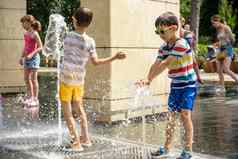 基辅乌克兰8月男孩跳水喷泉孩子们玩城市喷泉热夏天一天快乐朋友有趣的喷泉夏天天气友谊生活方式假期