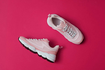 未打上烙印的现代运动鞋子运动鞋粉红色的背景前视图