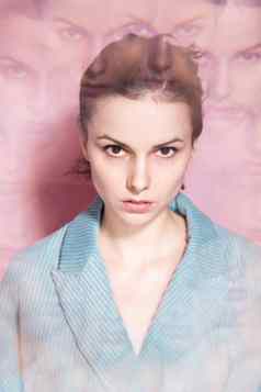 艺术肖像女人蓝色的夹克粉红色的背景