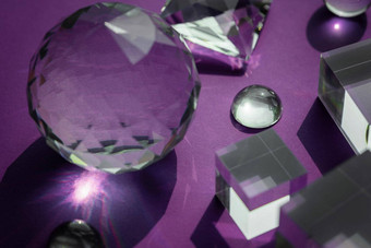 水晶棱镜折射光魔法晶体金字塔球多维数据集紫色的背景精神上的疗愈水晶实践冯水好能源流概念背景