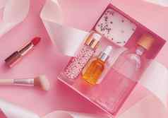 美盒子订阅包护肤品水疗中心化妆化妆品产品粉红色的背景平铺设计自然化妆品礼物交付