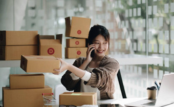 快乐年轻的亚洲女人<strong>企业</strong>家微笑<strong>销售</strong>成功检查订单在线购物商店智能手机首页办公室概念商人业务在线电子商务
