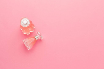 香水瓶粉红色的背景有创意的照片