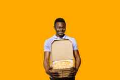 有趣的非洲有胡子的快递披萨盒子大折扣客户美味的食物披萨交付餐厅安全交付
