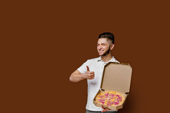 在线披萨安全交付服务餐厅年轻的高加索人<strong>快递</strong>男人。显示拇指微笑披萨奶酪董事会做<strong>广告</strong>