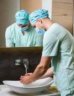 外科医生清洗手防腐剂手术洗手停止流感大流行冠状病毒科维德