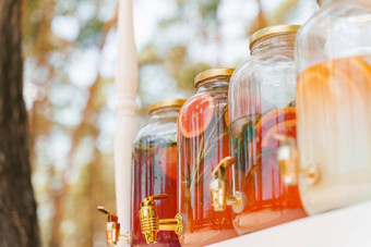 柠檬水自动售货机水果葡萄柚橙色柠檬区饮料色彩鲜艳的柠檬水不含酒精的健康的饮料