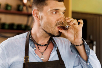 英俊的有胡子的咖啡师饮料表示咖啡双玻璃杯肖像男人。咖啡馆广告社会网络餐厅咖啡馆