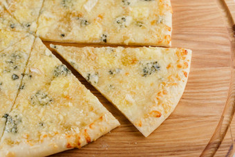 披萨奶酪帕尔玛硬奶酪渴望蓝色的马苏里拉奶酪孤立的白色木背景广告社会网络餐厅咖啡皇促销活动比萨 店