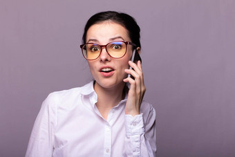 女人白色衬衫眼镜沟通电话