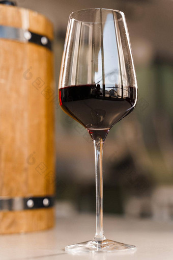 特殊的酒倒木桶红色的法国酒酒玻璃