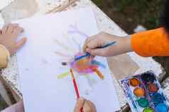 可爱的孩子绘画色彩斑斓的油漆亚洲女孩画笔画颜色婴儿活动生活方式概念