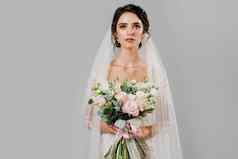 新娘婚礼衣服面纱花束微笑相机触摸脸有吸引力的女孩肖像社会网络女孩婚礼礼服