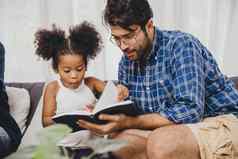 可爱的孩子使吃惊爱阅读书学习支持爸爸聪明的孩子概念