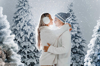下降雪<strong>吻</strong>快乐年轻的夫妇特写镜头拥抱<strong>吻</strong>圣诞节树夏娃<strong>一</strong>年庆祝活动冬天<strong>一</strong>天笑脸男人。女人穿白色套头毛衣爱
