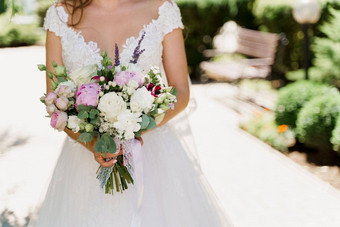 婚礼花束白色玫瑰牡丹绿色叶子新娘衣服持有花束广告婚礼机构