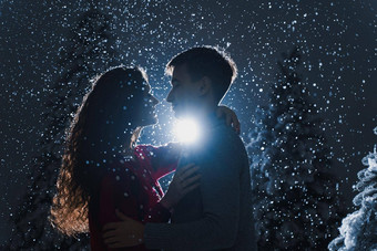 下降雪吻下降雪黑暗蓝色的背景快乐年轻的夫妇拥抱吻圣诞节树夏娃一年庆祝活动冬天一天