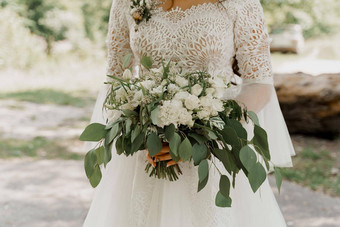婚礼花束白色玫瑰绿色叶子新娘衣服持有花束广告婚礼机构