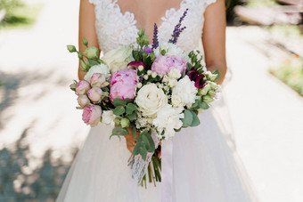 婚礼花束白色玫瑰牡丹绿色叶子新娘衣服持有花束广告婚礼机构