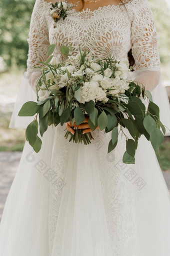婚礼花束白色玫瑰绿色叶子新娘衣服持有花束广告婚礼机构