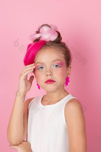 迷人的女孩粉红色的发型粉红色的化妆渐变年轻的模型摆姿势粉红色的背景