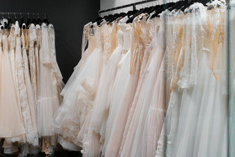 婚礼礼服使丝绸雪纺薄纱花边美丽的白色奶油新娘衣服衣架婚礼沙龙