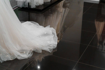 婚礼衣服使丝绸雪纺薄纱花边美丽的白色奶油新娘衣服衣架婚礼沙龙照片空空间一边文本做广告