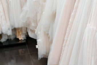 婚礼礼服使丝绸雪纺薄纱花边美丽的白色奶油新娘衣服衣架婚礼沙龙