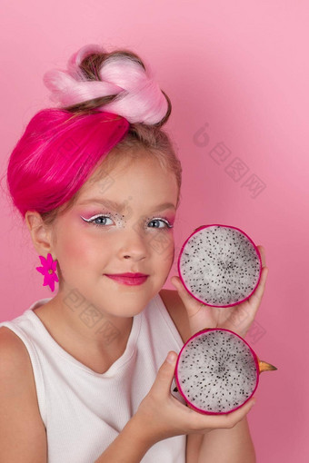 特写镜头肖像漂亮的女孩粉红色的发型龙水果粉红色的背景工作室拍摄迷人的渐变女孩粉红色的使享受多汁的红色的火龙果异国情调的Pitahaya水果