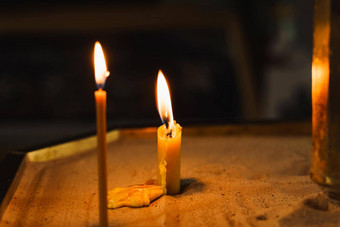 燃烧蜡烛特写镜头黑暗背景教堂悲剧正统的传统信仰设备祈祷祈祷人生活祈祷<strong>神</strong>
