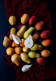 黄色的红色的多汁的香梨谎言樱桃板黑暗樱桃桌布水果减少