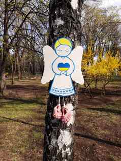 纸板天使桦木树干公园