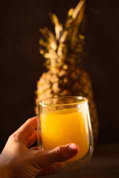 菠萝水果汁双玻璃杯热带水果倒黄色的热带汁玻璃