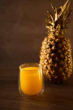 菠萝水果汁双玻璃杯热带水果倒黄色的热带汁玻璃