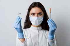有吸引力的女孩医疗手套注射器药物治疗医生持有冠状病毒疫苗科维德疫苗接种停止检疫