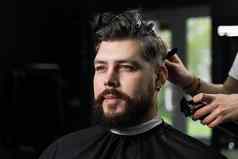 理发师使发型自信有胡子的赶时髦的人广告理发店男人的美沙龙