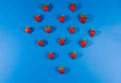 红色的草莓蓝色的背景成熟的美味的浆果