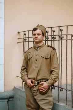 男人。苏联世界战争统一的站黄色的墙