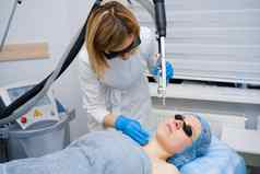 激光photorejuvenation碳剥脸女人黑色的脸面具皮肤病学美容外科手术激光