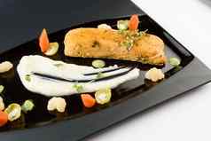 角红色的鱼蔬菜草本植物白色酱汁黑色的光滑的板美食餐厅菜