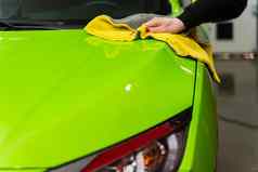 车抛光黄色的超细纤维布保护涂上的油漆