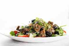绿色沙拉蜗牛白色背景法国美食厨房