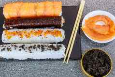 类型寿司卷美味的黑色的鱼子酱成分筷子黑色的板