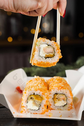 寿司卷食物交付一年夏娃圣诞节庆祝活动卷大马哈鱼芒果软奶酪