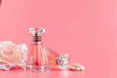 香水瓶玫瑰粉红色的织物背景