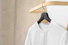 平原白色棉花t恤悬挂器设计