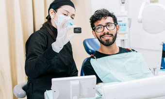 牙医病人显示根尖周的x射线视图牙医病人回顾牙科x射线牙医显示根尖周的x射线病人