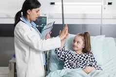 医院儿科医生专家五次生病的女孩病人治疗病房房间