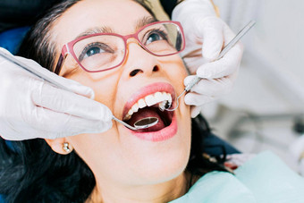 病人检查牙医关闭牙医病人牙医执行根运河治疗病人牙医执行牙科检查